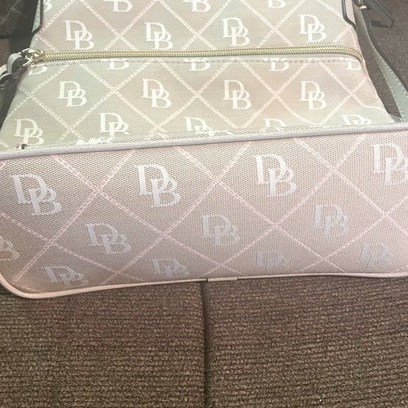 Dooney and Bourke Crossbody logo’d  handbag. - Picture 2 of 3